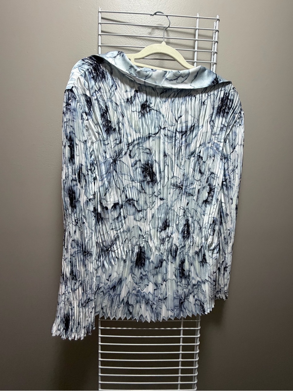 Vince Blue & White Washed Lily Pleated Blouse - Picture 5 of 5